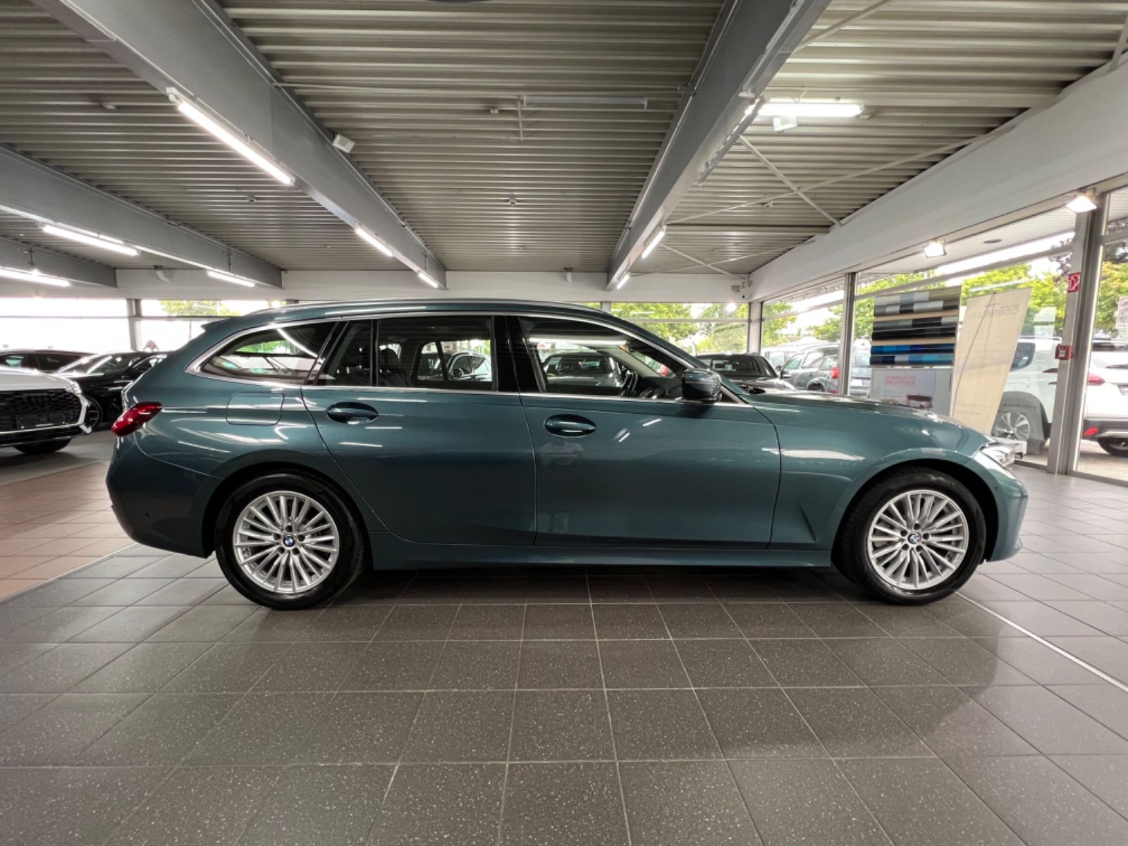 BMW 330e Touring Luxury Line - Samsaru's Car Outlet