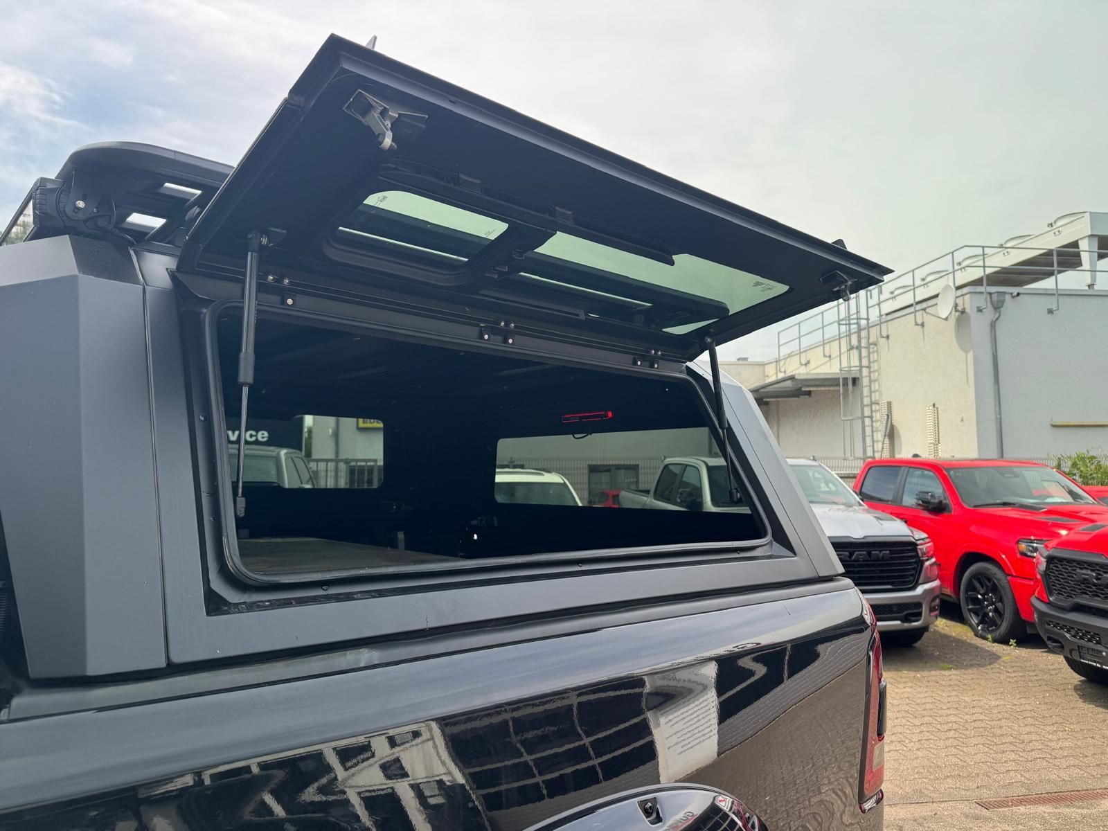 Dodge RAM 5.7 V8 Laramie Night Umbau +LPG +teilb. Heck