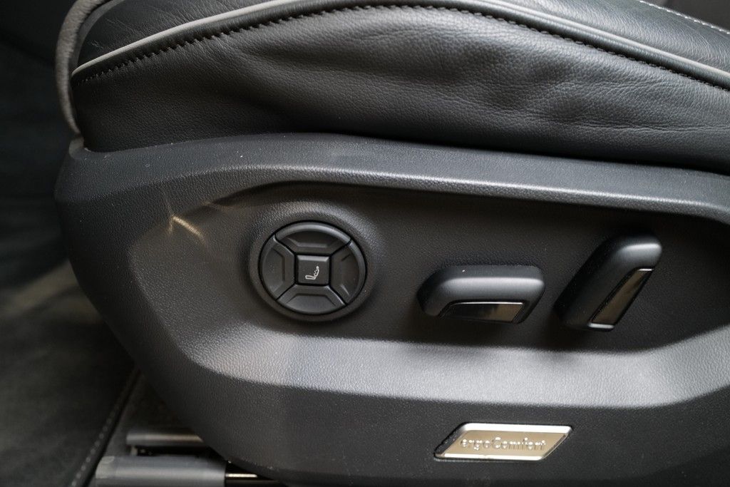 Volkswagen Touareg 3.0TDI R-Line - Samsaru's Car Outlet