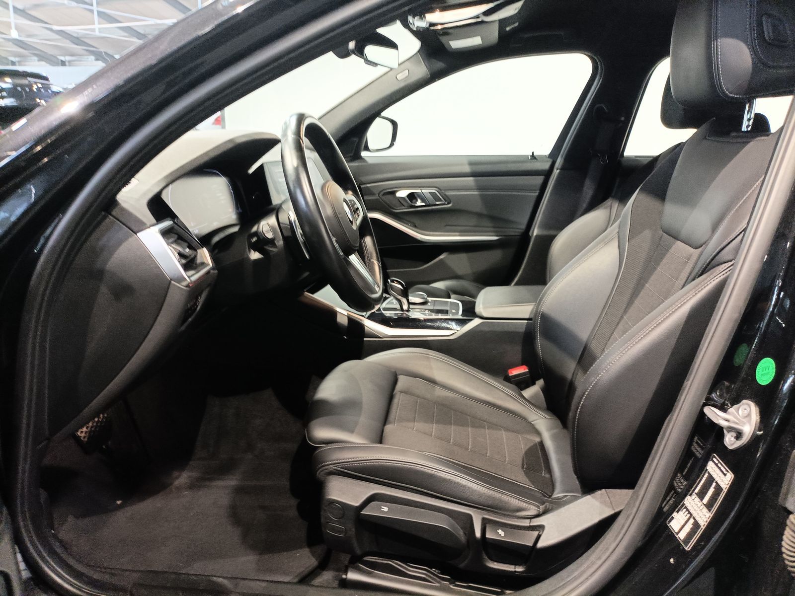 BMW 320 i Sport Line - Samsaru's Car Outlet