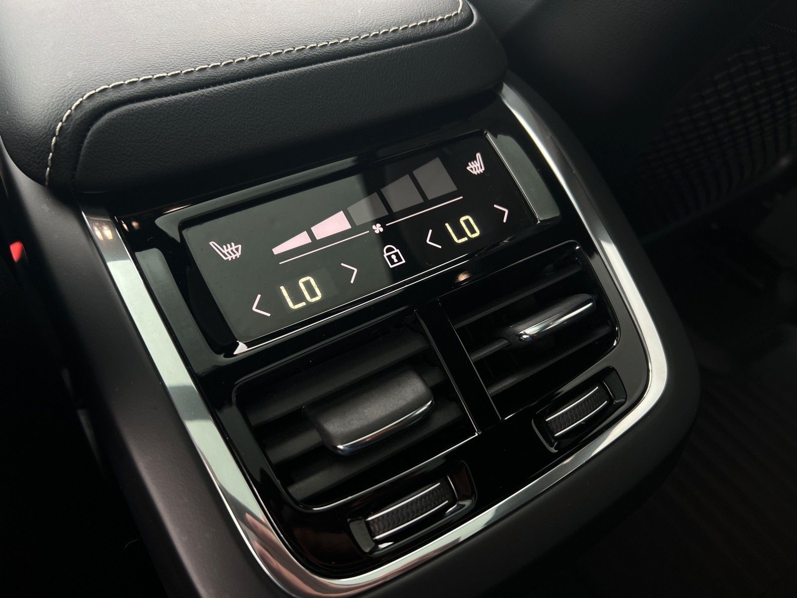 Volvo XC60 B4 D AWD R Design - Samsaru's Car Outlet