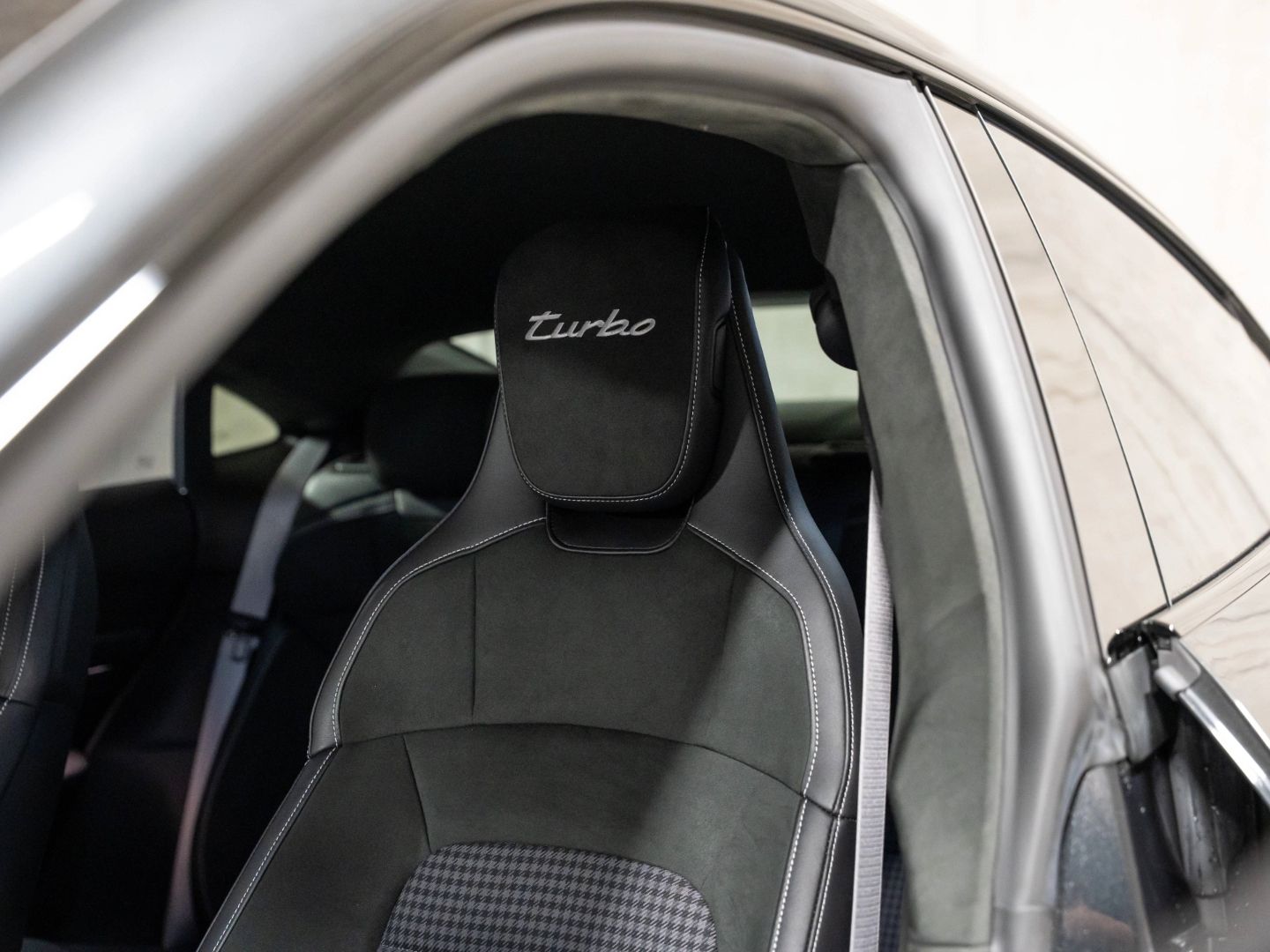 Porsche Taycan Turbo Burmester InnoDrive Massage HD-Matr