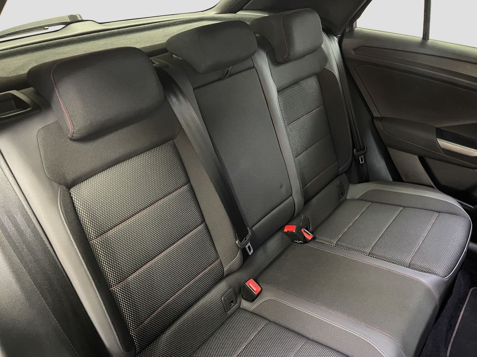 Volkswagen T-Roc 2.0 TDI R-line - Samsaru's Car Outlet