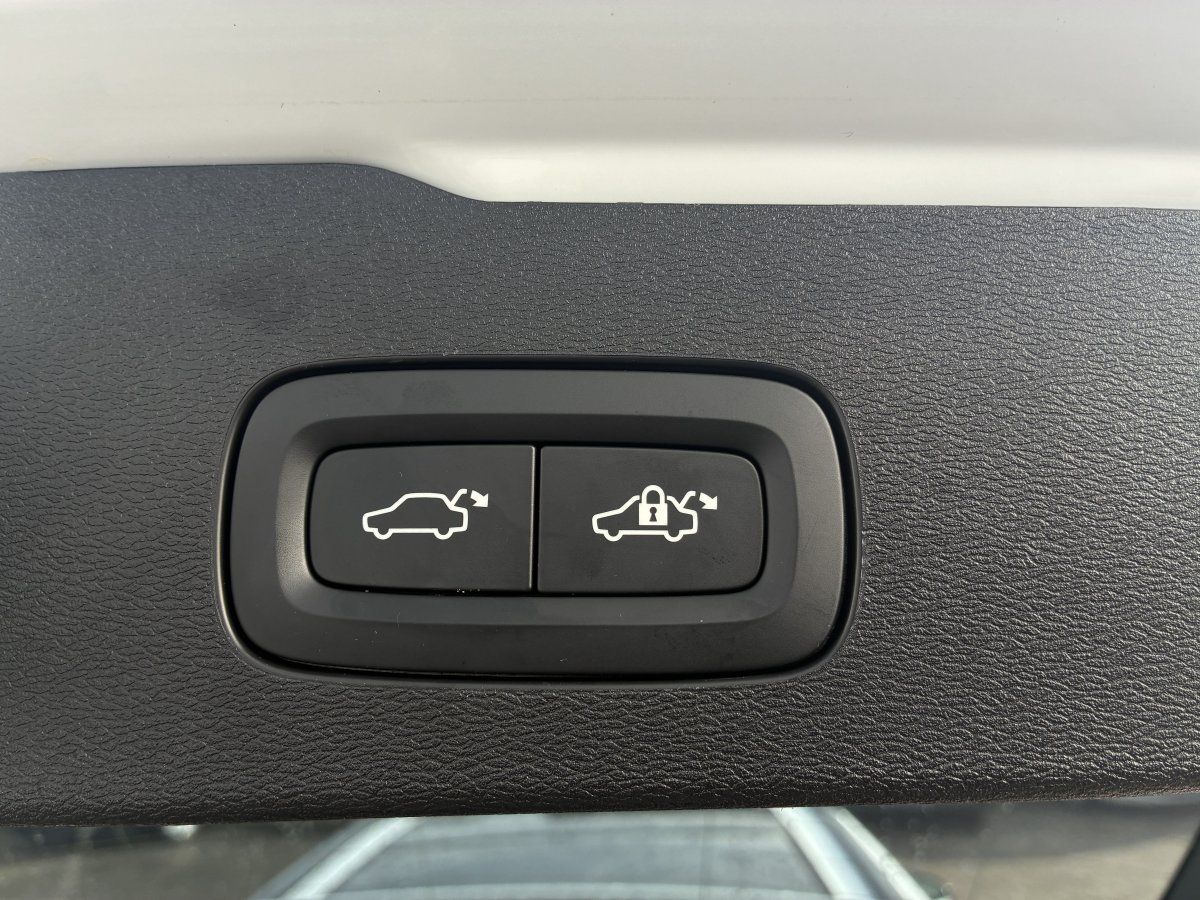 Volvo V60 T6 Ultra Dark AWD Plug-in Hybrid B&W AHK