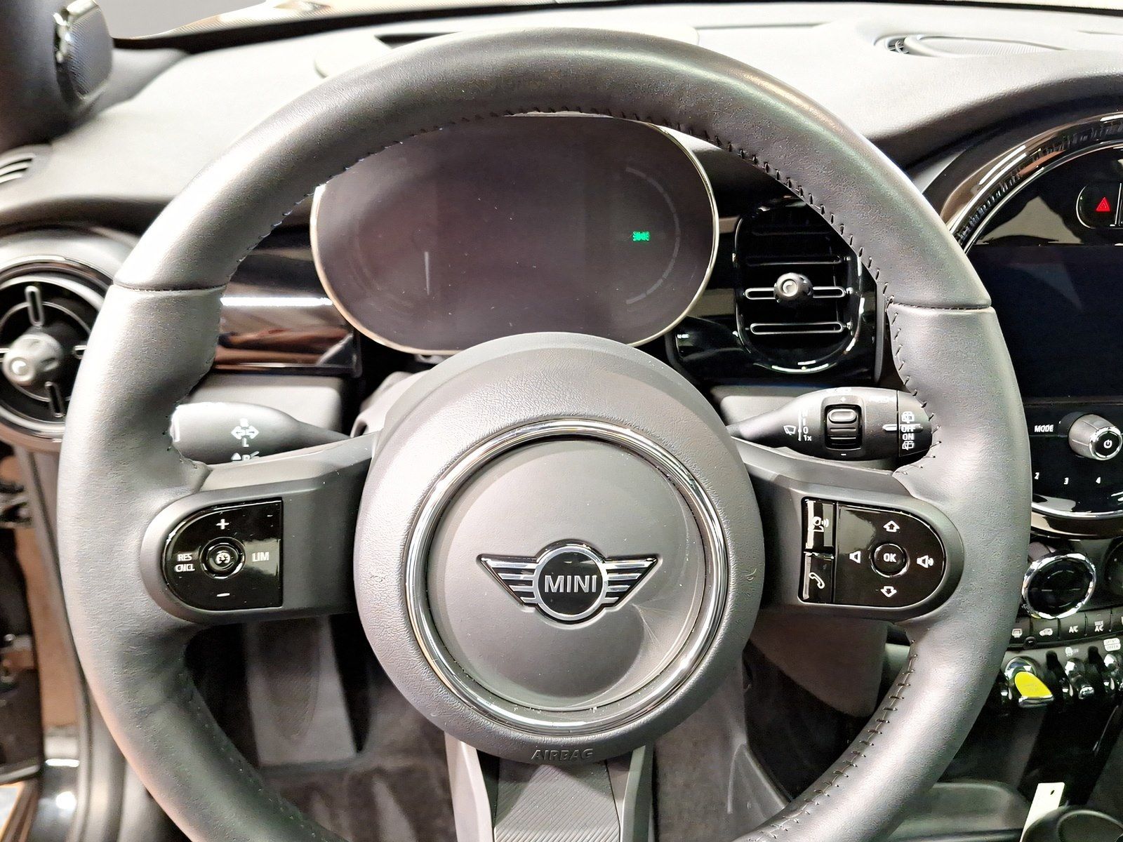 MINI Cooper SE - Samsaru's Car Outlet