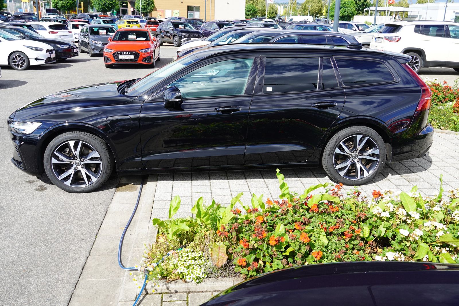 Volvo V60 Kombi 2.0 Hybrid AWD R Design LED Navi AHK