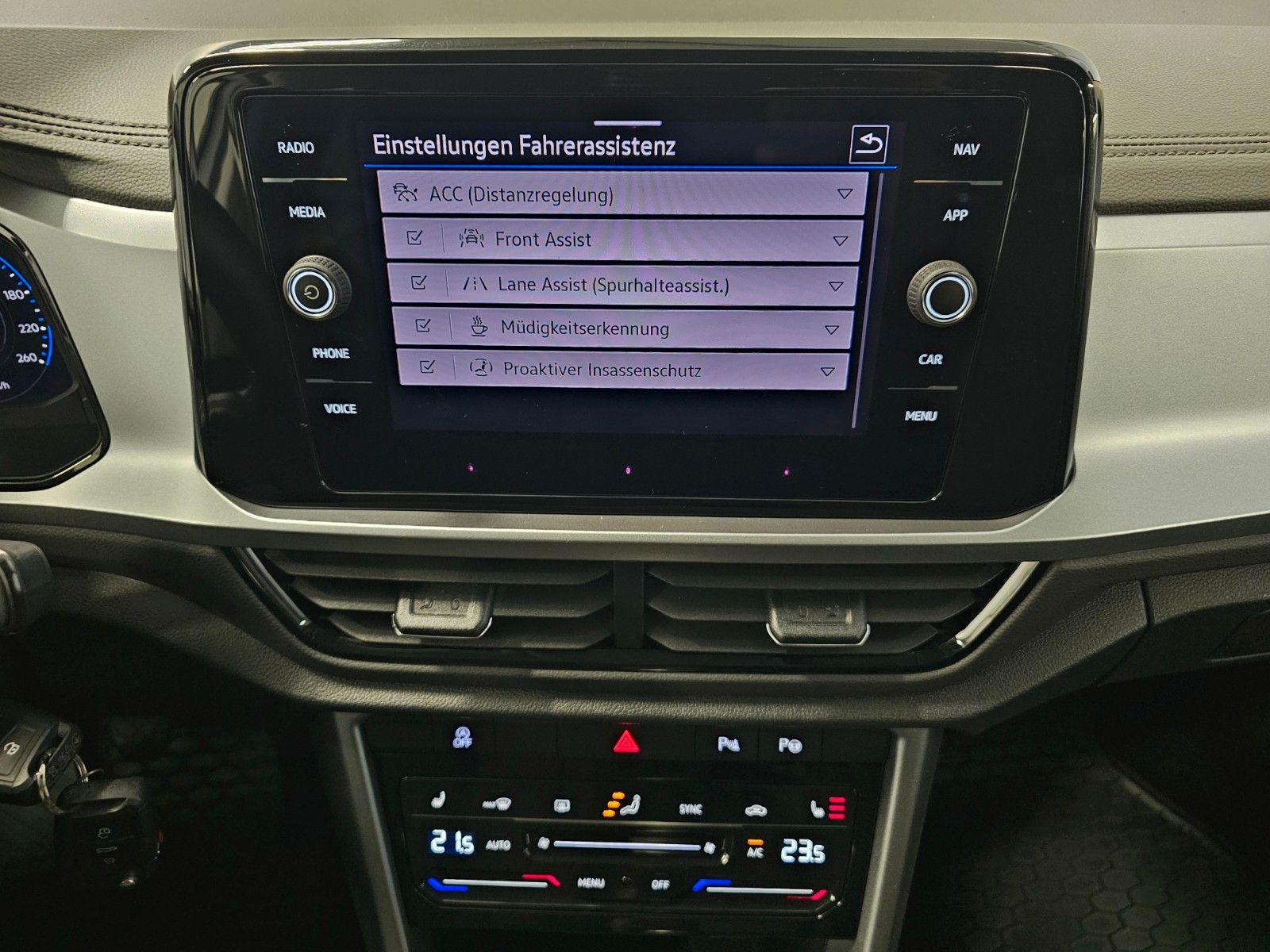 Volkswagen T-Roc 1.5 TSI Life - Samsaru's Car Outlet