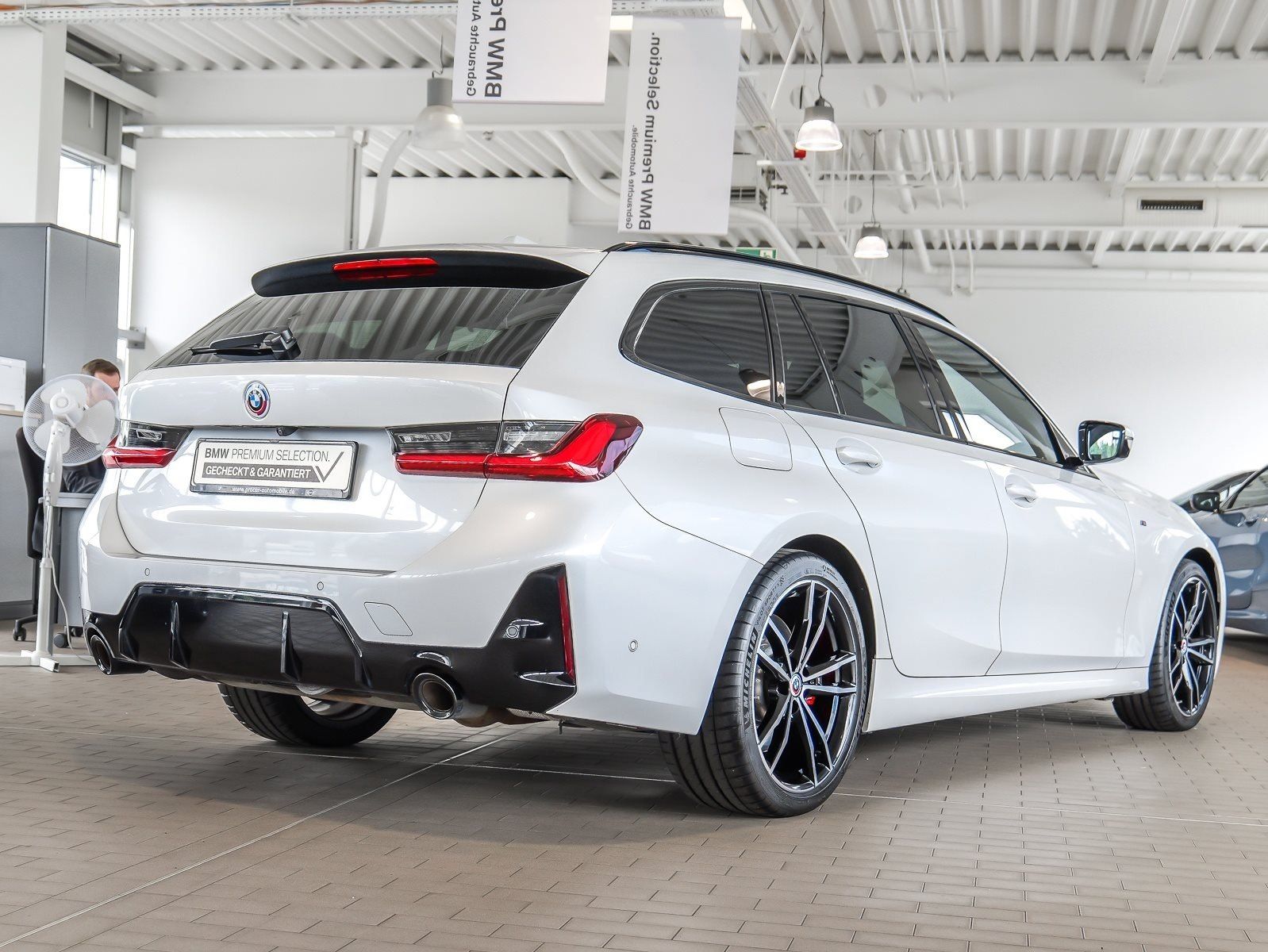 BMW 330i xDrive Touring M-Sport Pro - Samsaru's Car Outlet