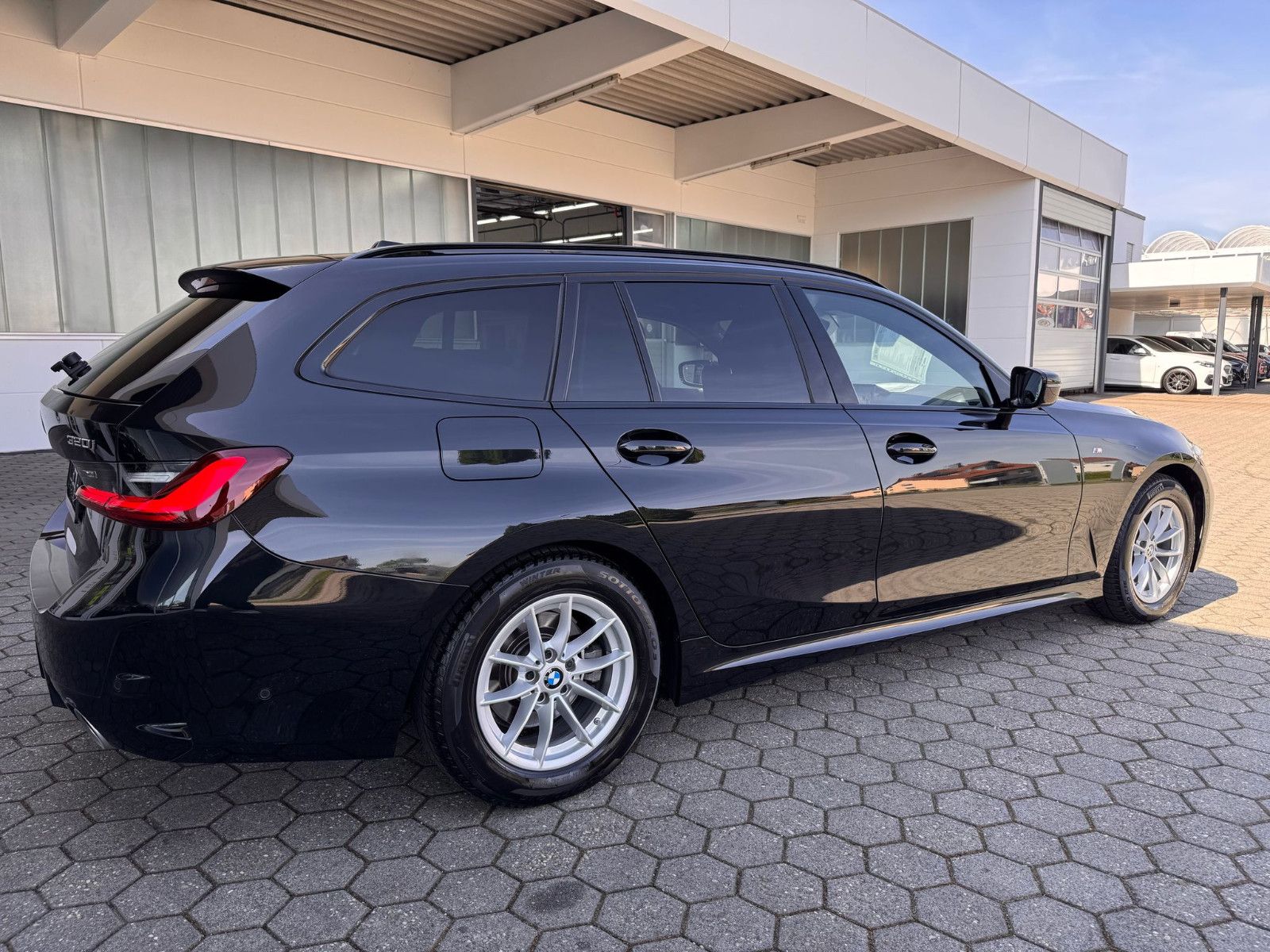 BMW 320 i Touring M-Sport - Samsaru's Car Outlet