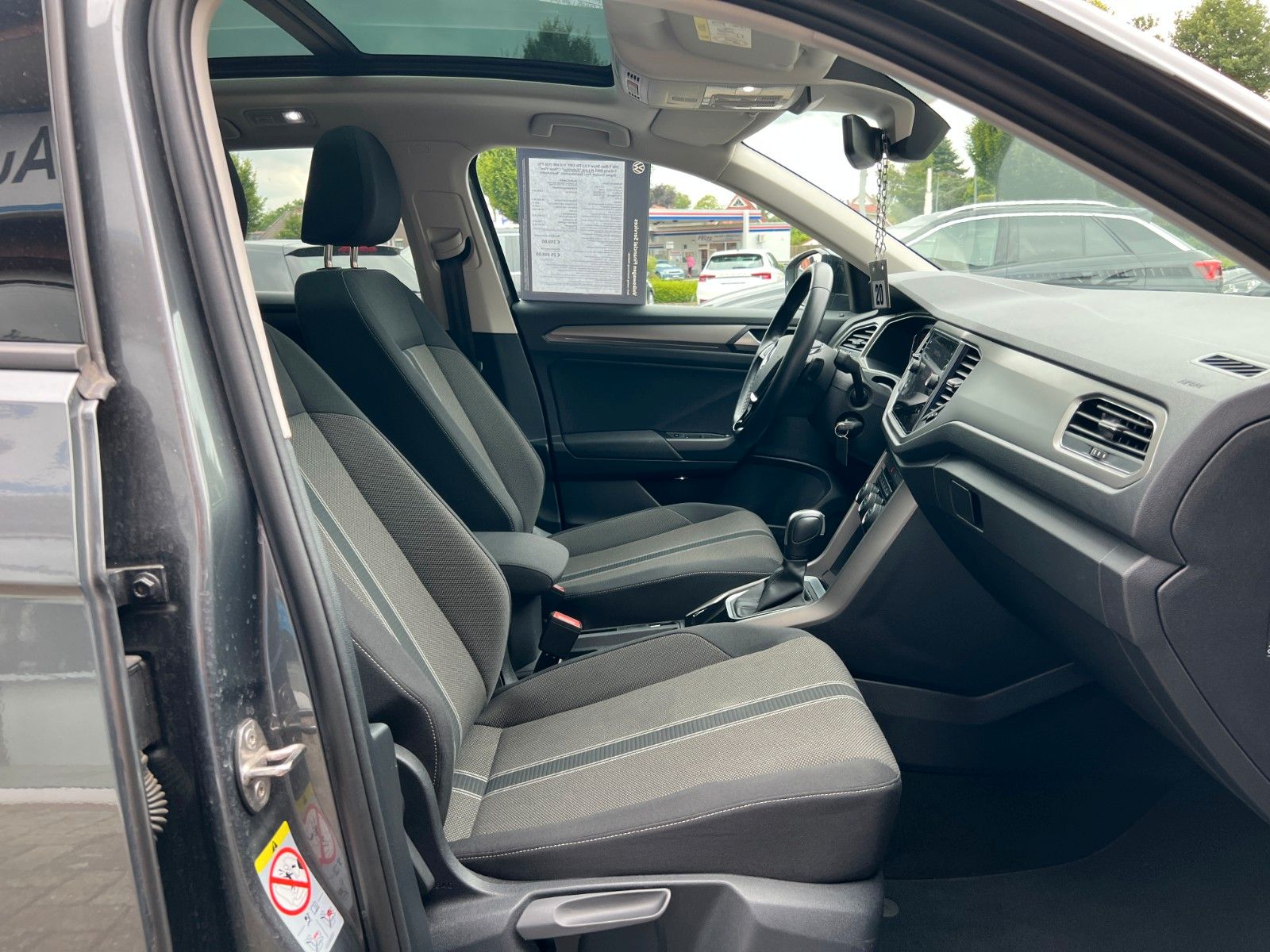 Volkswagen T-Roc Style 1.5TSi DSG R-Line - Samsaru's Car Outlet