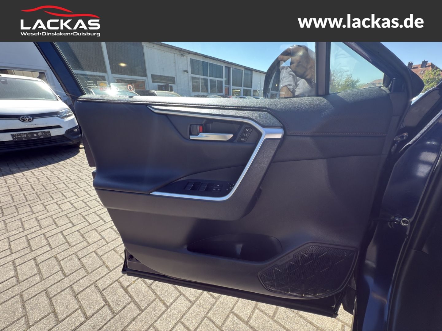 Toyota RAV 4 Plug-In Hybrid 4x4 - Samsaru's Car Outlet
