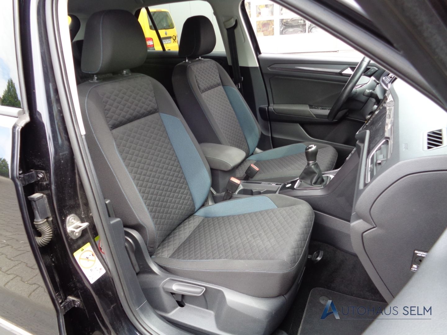 Volkswagen T-Roc 1.6 TDI IQ.DRIVE - Samsaru's Car Outlet
