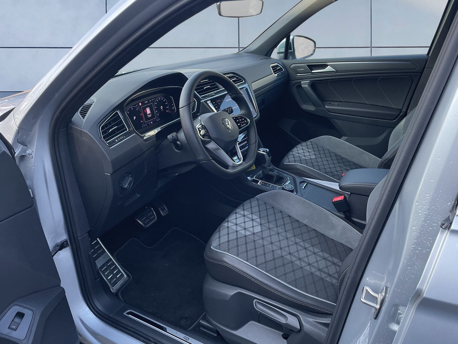 Volkswagen Tiguan R-Line 2.0 TDI DSG 4Motion - Samsaru's Car Outlet