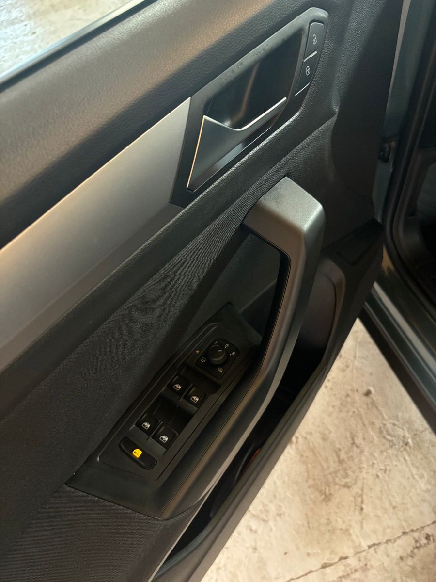 Volkswagen T-Roc Life - Samsaru's Car Outlet