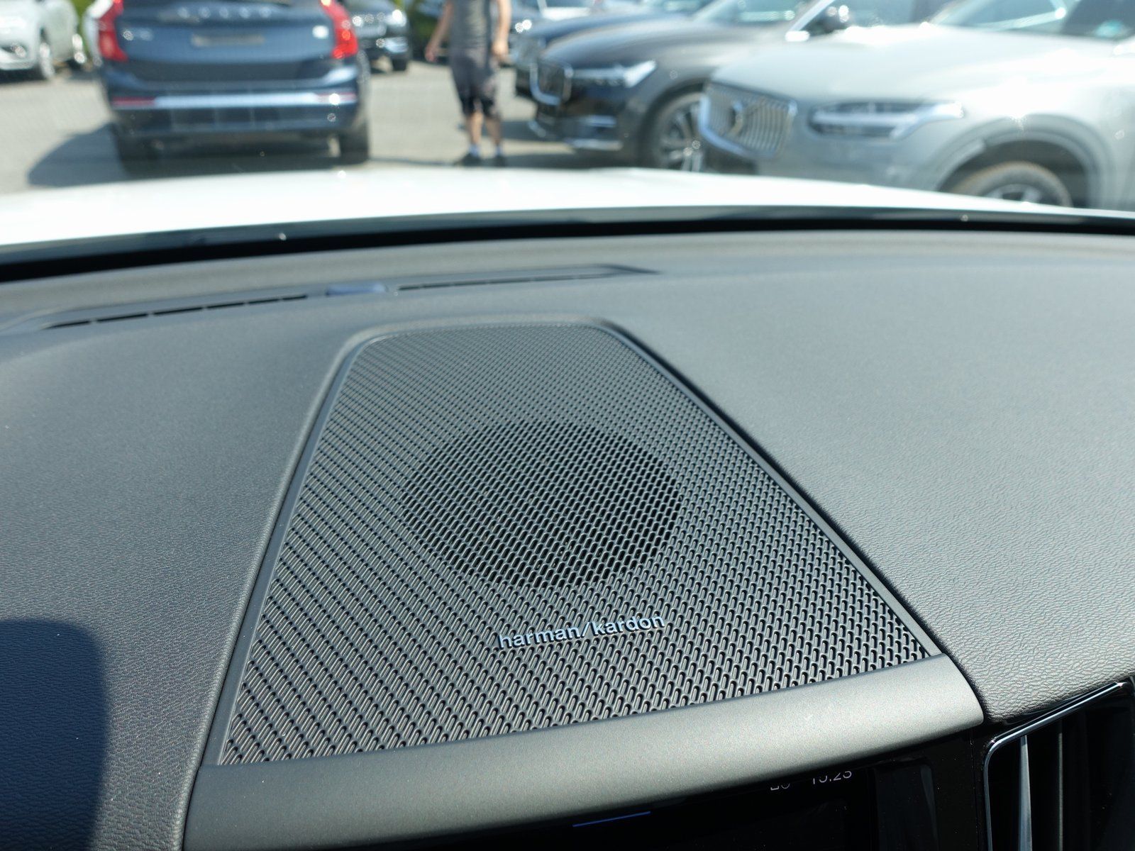 Volvo XC60 B5 AWD Plus - Samsaru's Car Outlet