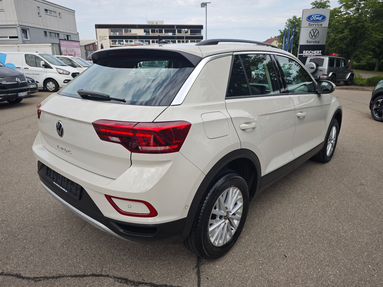 Volkswagen T-Roc Life - Samsaru's Car Outlet