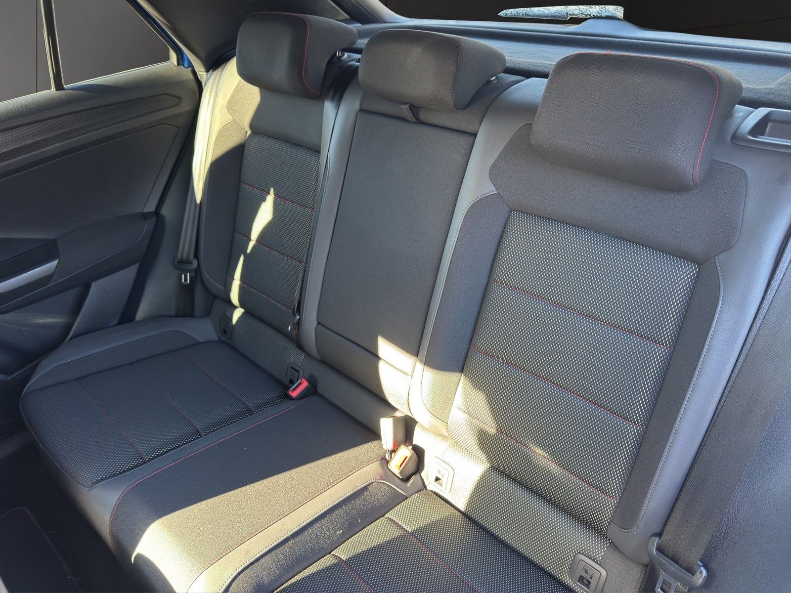 Volkswagen T-Roc 1.5 TSI Sport - Samsaru's Car Outlet