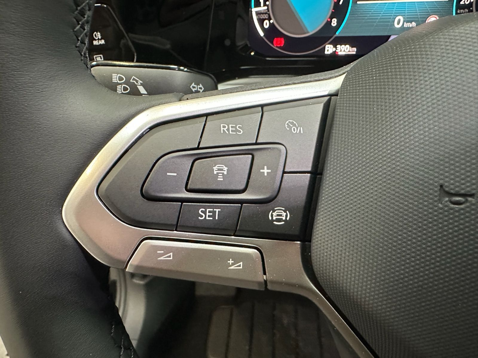Volkswagen Golf 1.5 TSI Life - Samsaru's Car Outlet