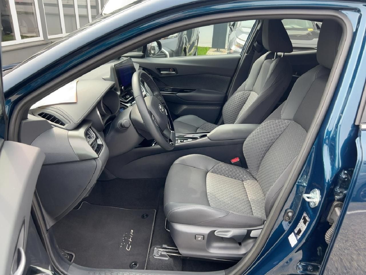 Toyota C-HR 2.0 Hybrid Team - Samsaru's Car Outlet