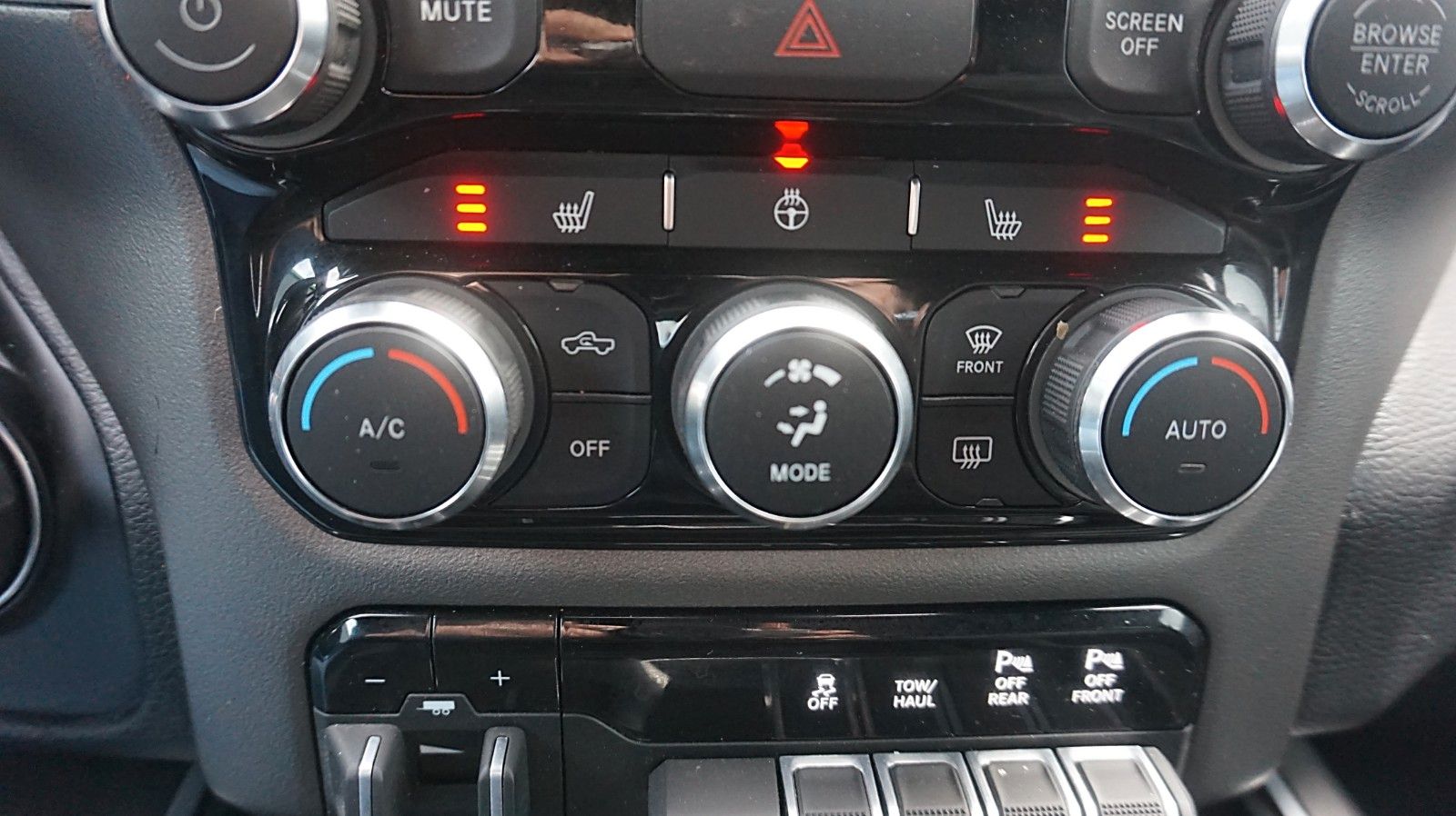Dodge RAM 1500 HEMI 5.7l Crew-Cab*4x4*Navi*Alu20*AHK