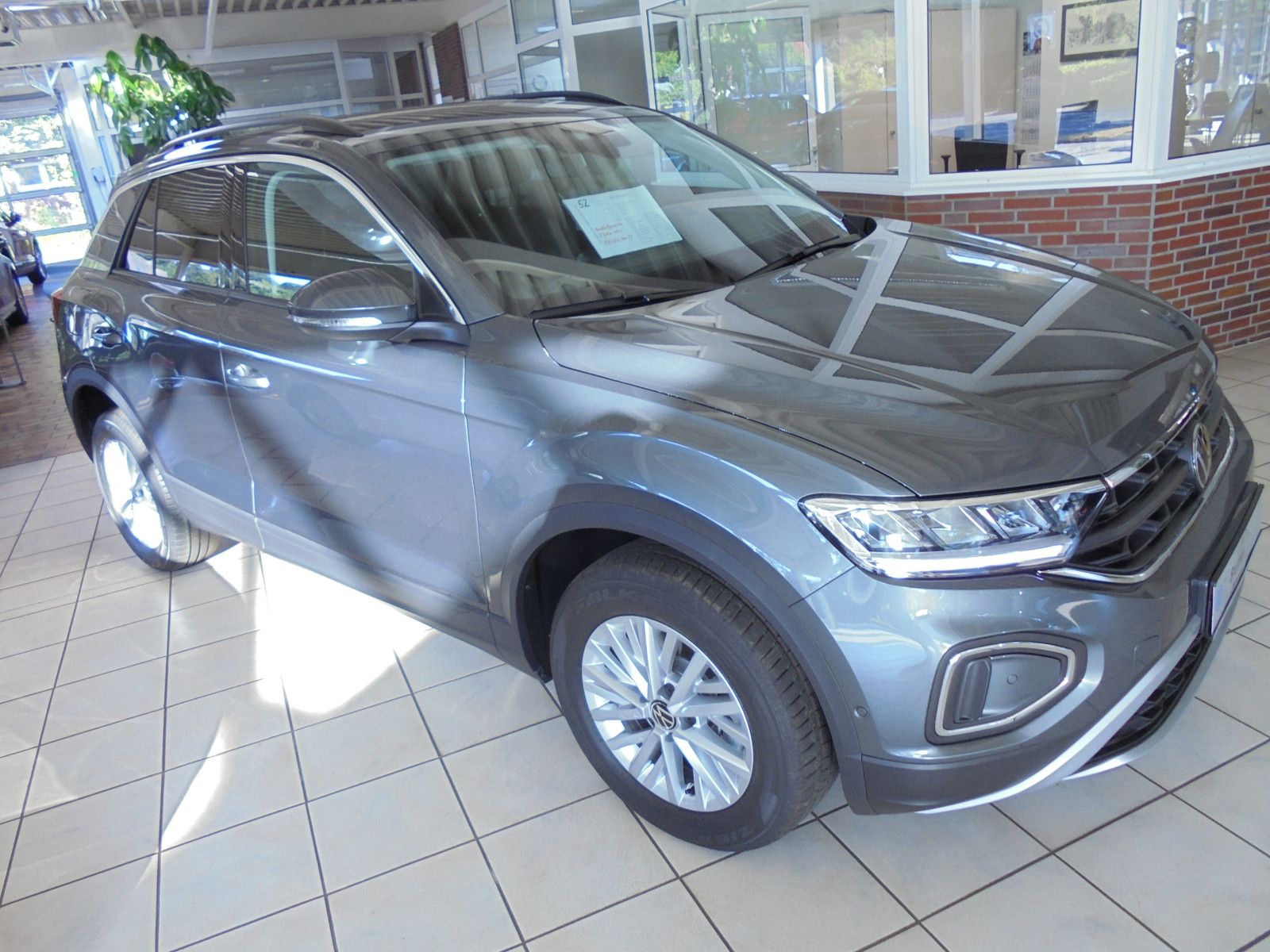 Volkswagen T-Roc TDI DSG Life - Samsaru's Car Outlet