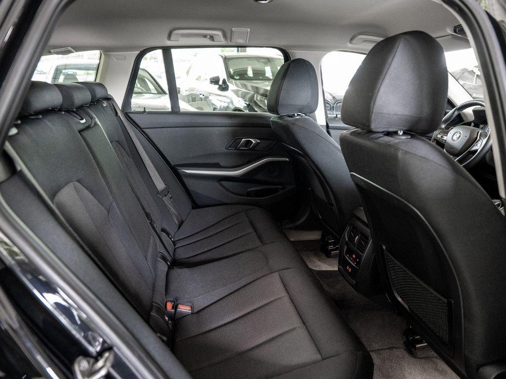 BMW 320i Touring Advantage - Samsaru's Car Outlet