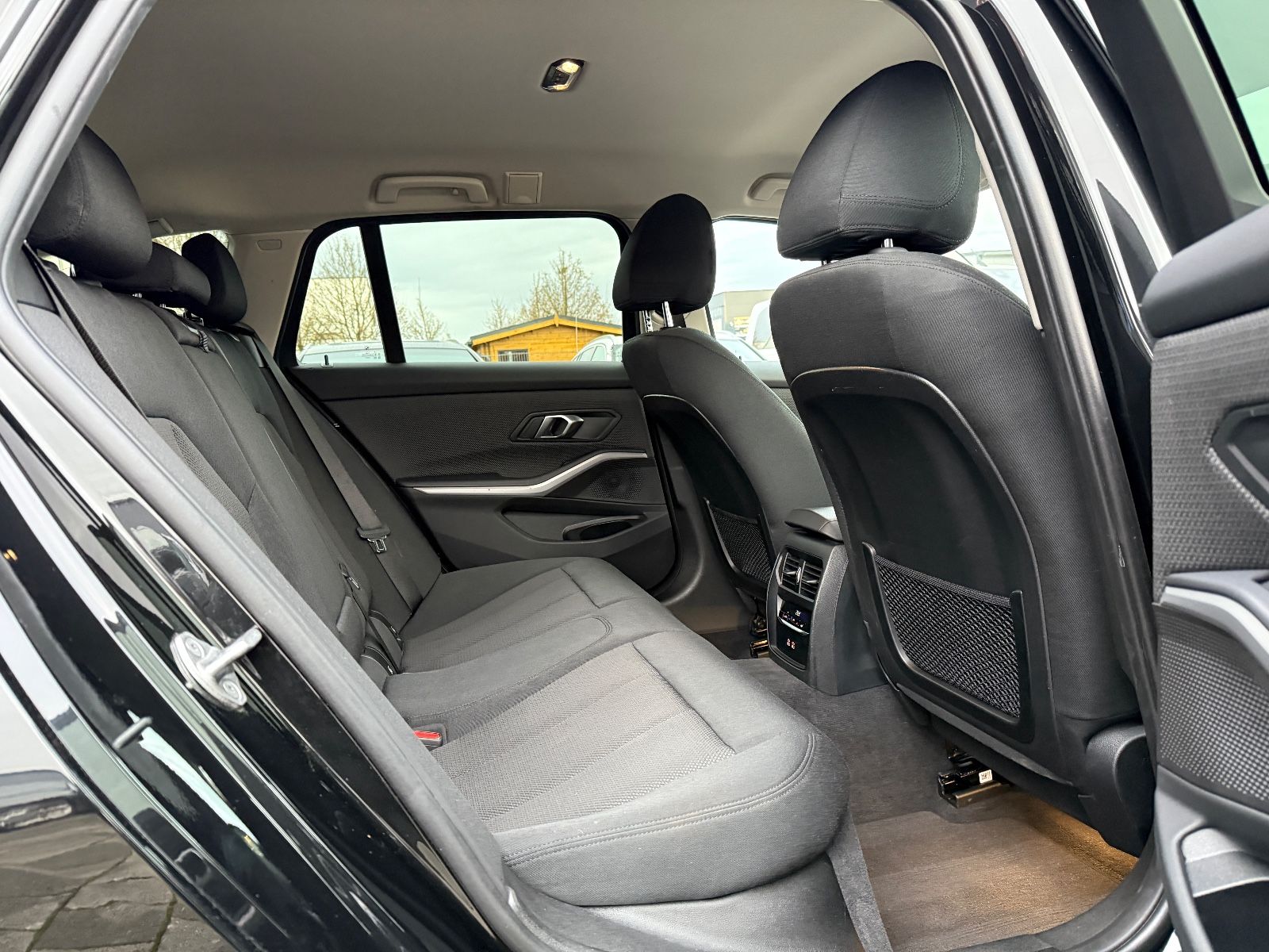 BMW 320 d xDrive - Samsaru's Car Outlet