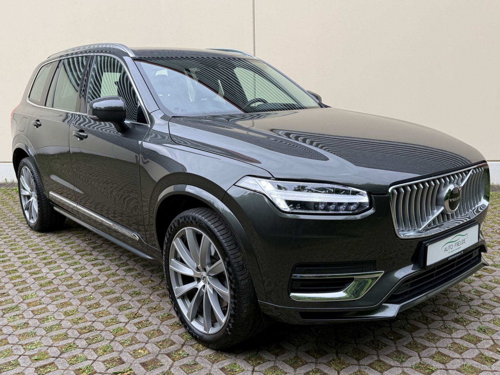 Volvo XC 90 T8 Inscription - Samsaru's Car Outlet