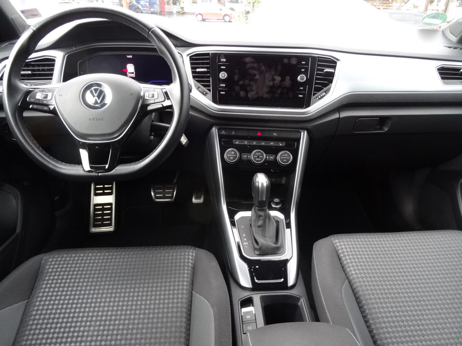 Volkswagen T-Roc 1.5 TSI DSG ACTIVE - Samsaru's Car Outlet