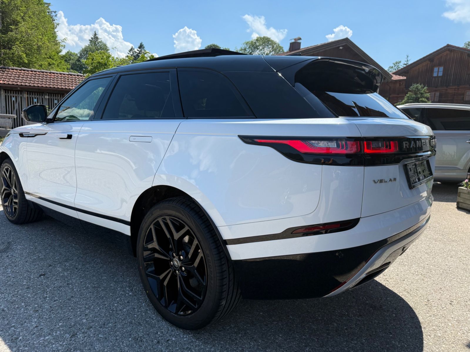 Range Rover Velar D300 Auric Edition - Samsaru's Car Outlet