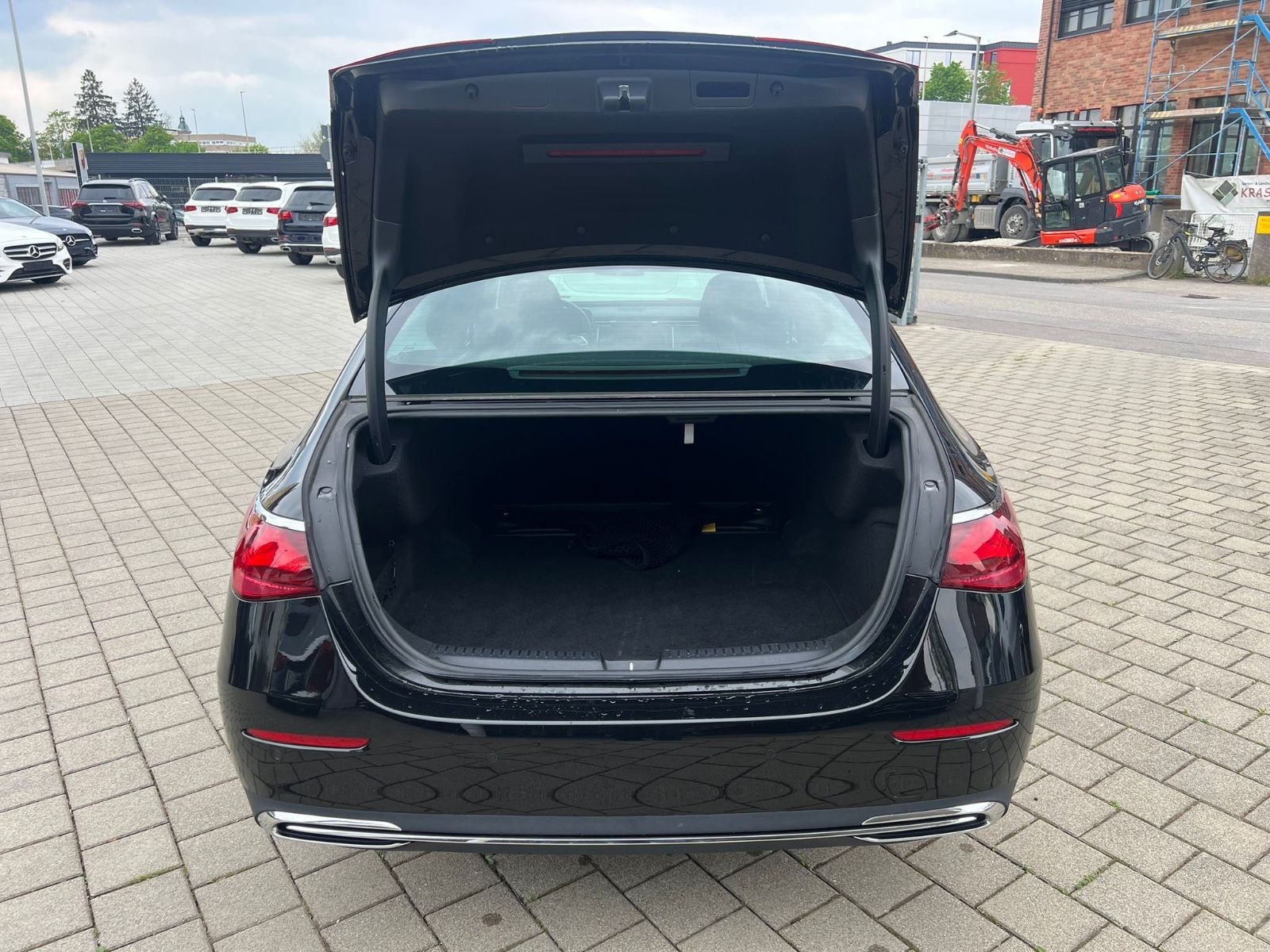 Mercedes-Benz E 200 - Samsaru's Car Outlet