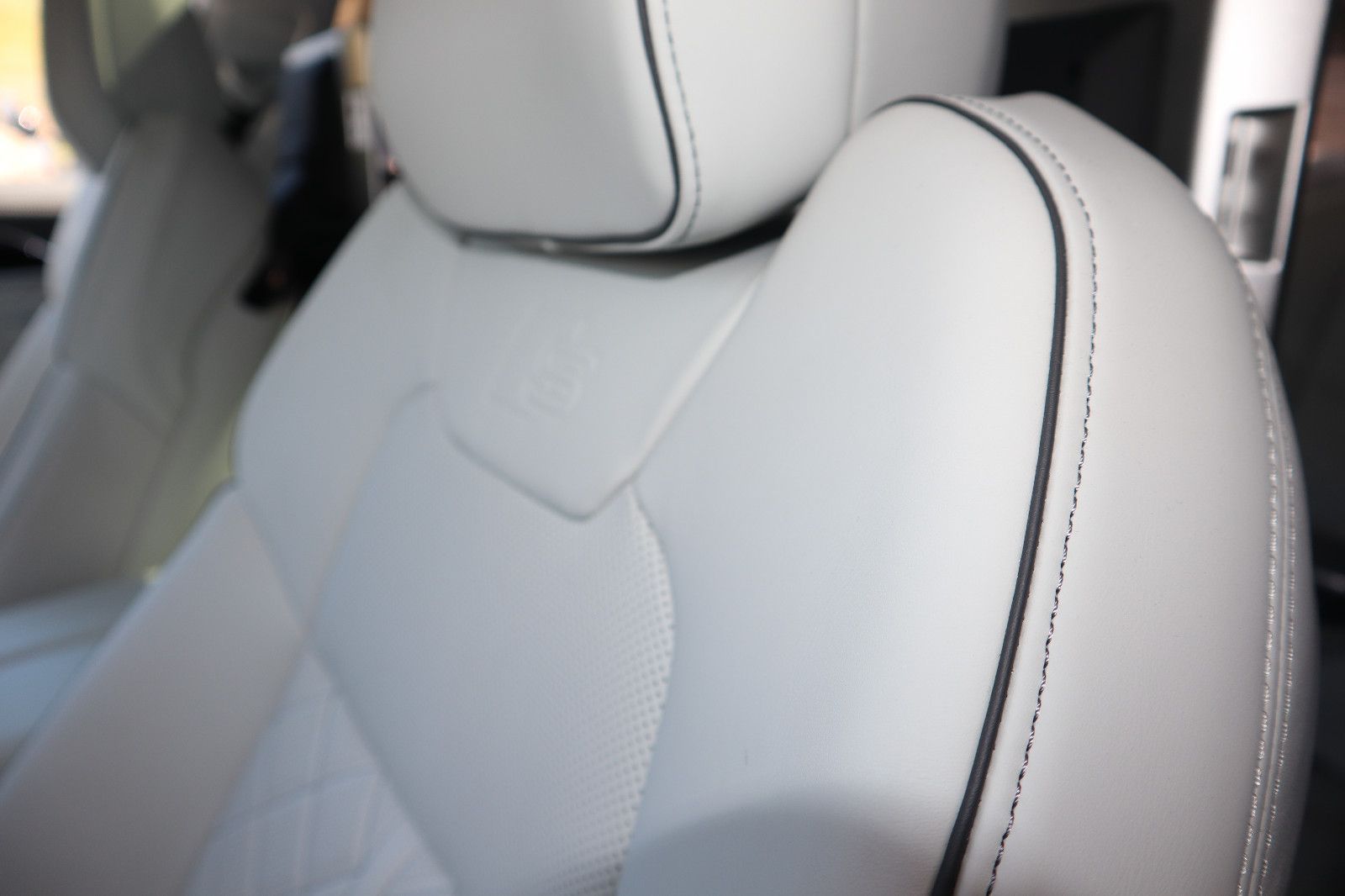 Audi A8L 60 TFSIe lang exclusive S-LINE - Samsaru's Car Outlet