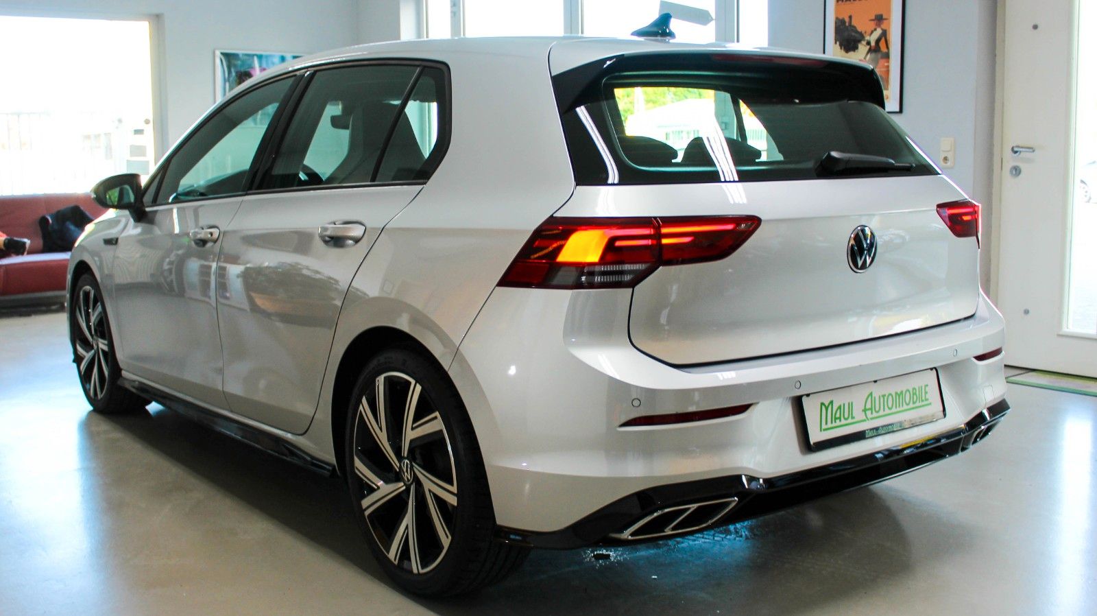 Volkswagen Golf VIII R-Line - Samsaru's Car Outlet