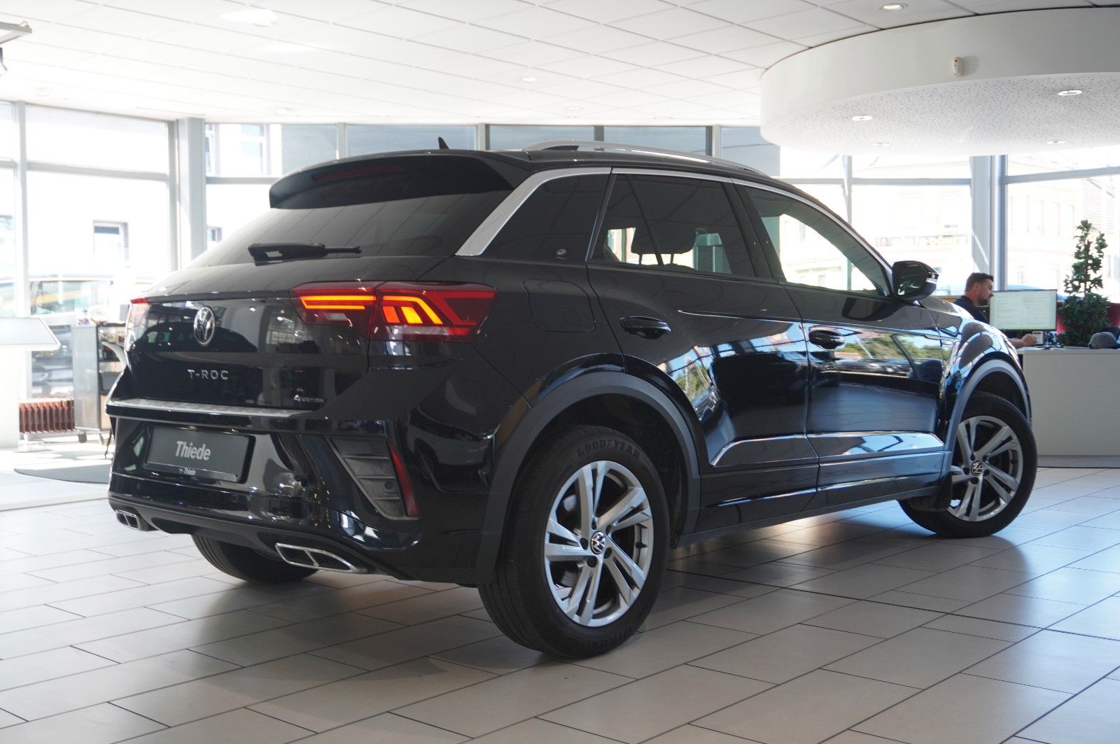 Volkswagen T-Roc 2.0D R-LINE 4MOTION - Samsaru's Car Outlet