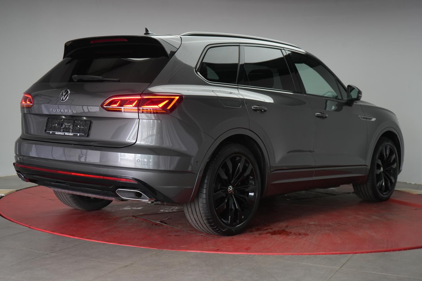 Volkswagen Touareg 3.0 V6 TDI 4Motion R line - Samsaru's Car Outlet