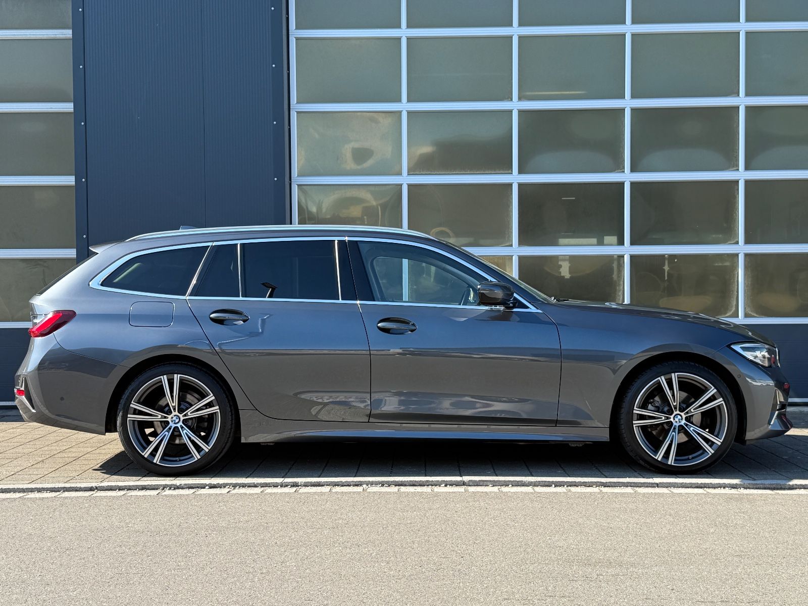 BMW 320 d xDrive LUXURY - Samsaru's Car Outlet