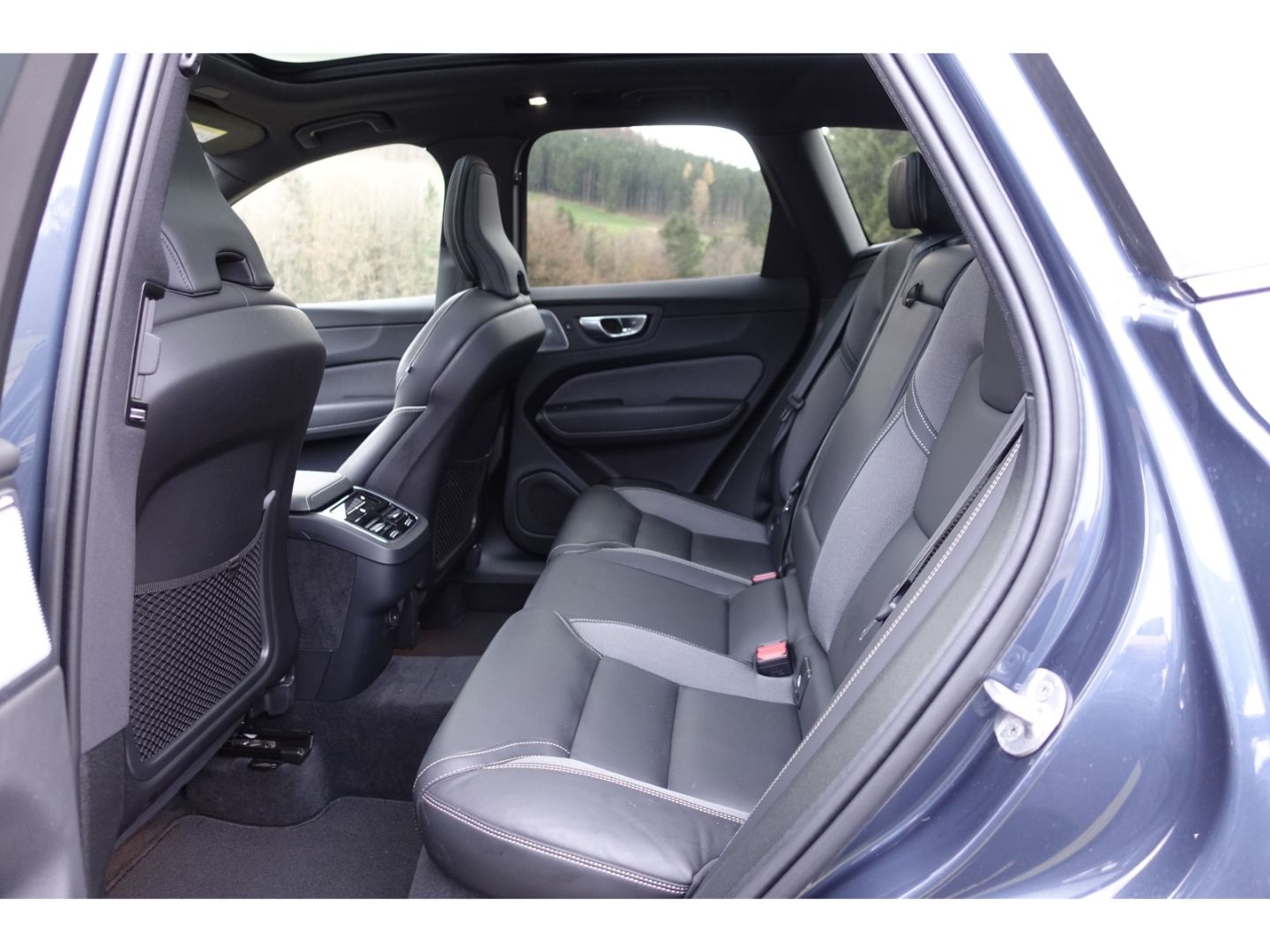 Volvo XC60 B4 D AWD MHEV Ultimate Dark / AHK / Pano /