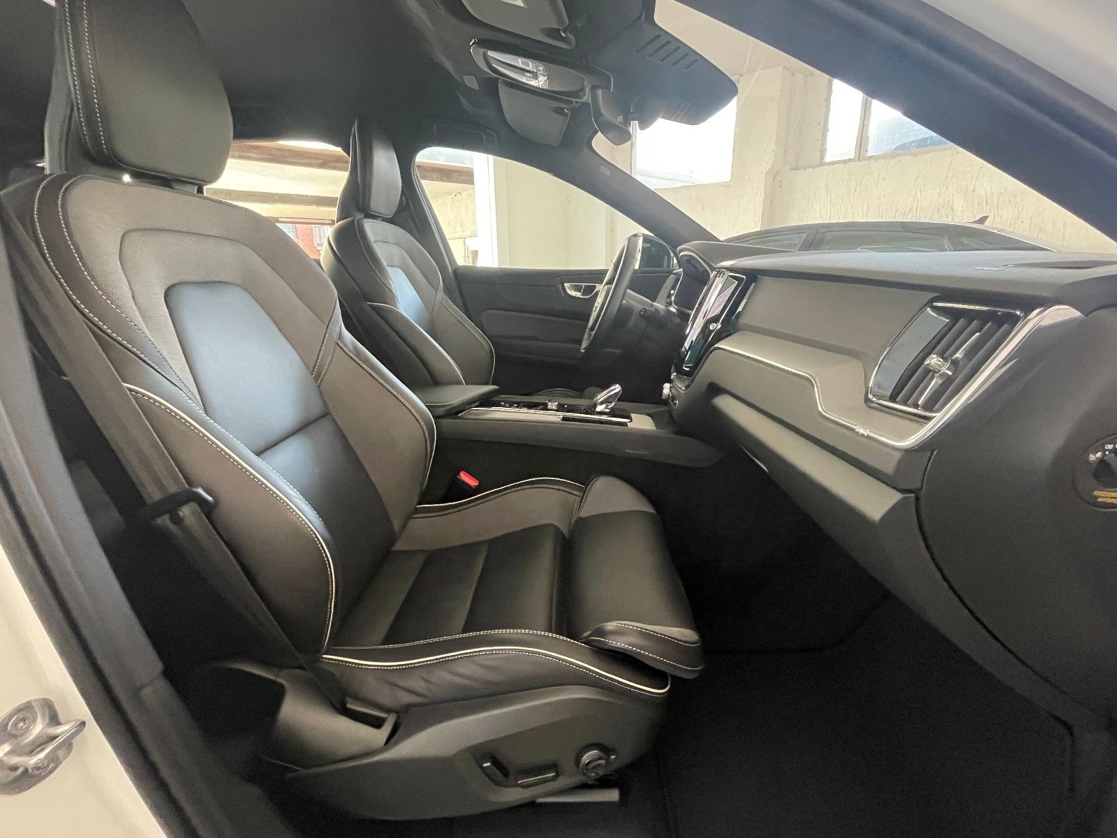 Volvo XC60 Plus Dark AWD*Navi*LED*Leder AHK*