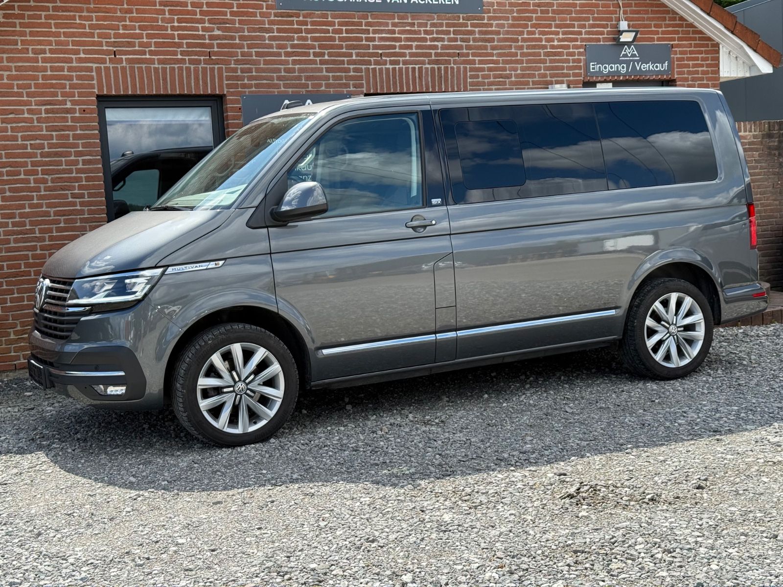 Volkswagen T6.1 Multivan 2.0 TDI DSG Generation Six - Samsaru's Car Outlet