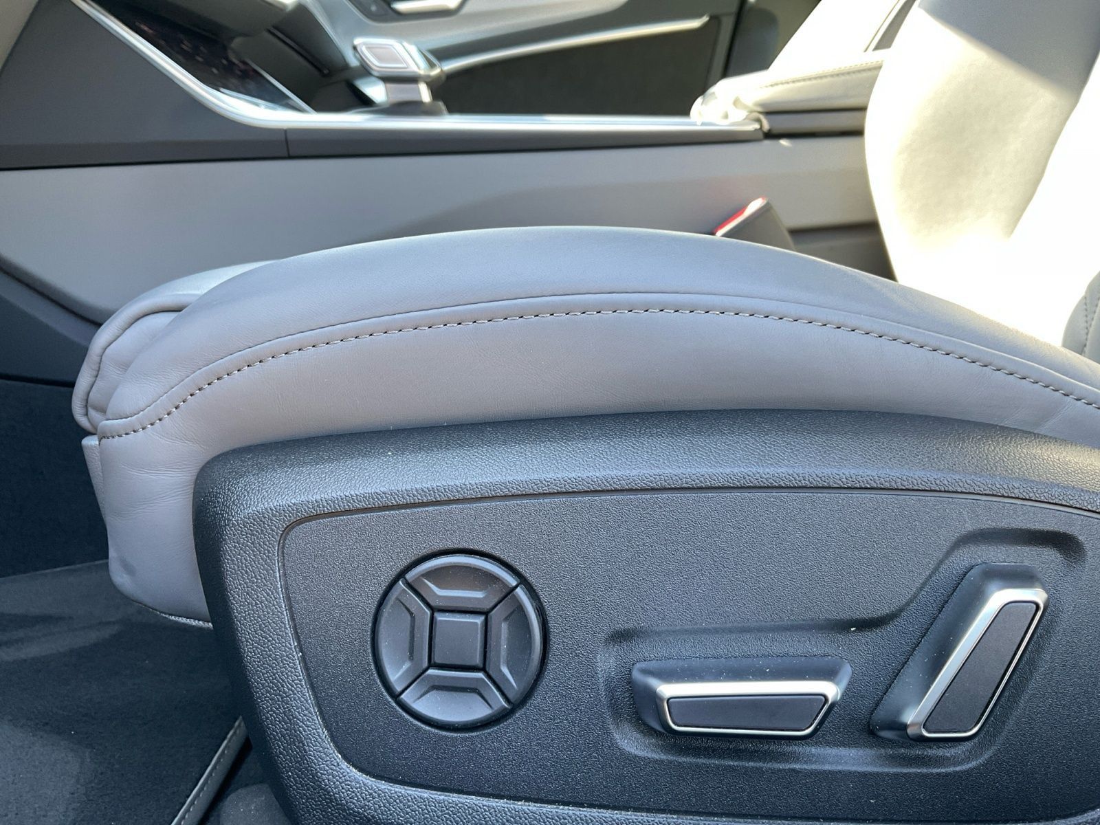 Audi A6 Limousine 55 TFSI e S line quattro - Samsaru's Car Outlet