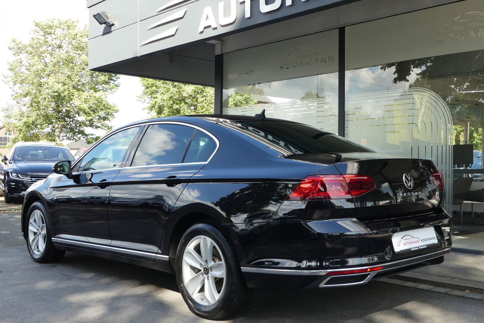 Volkswagen Passat Lim. Elegance - Samsaru's Car Outlet