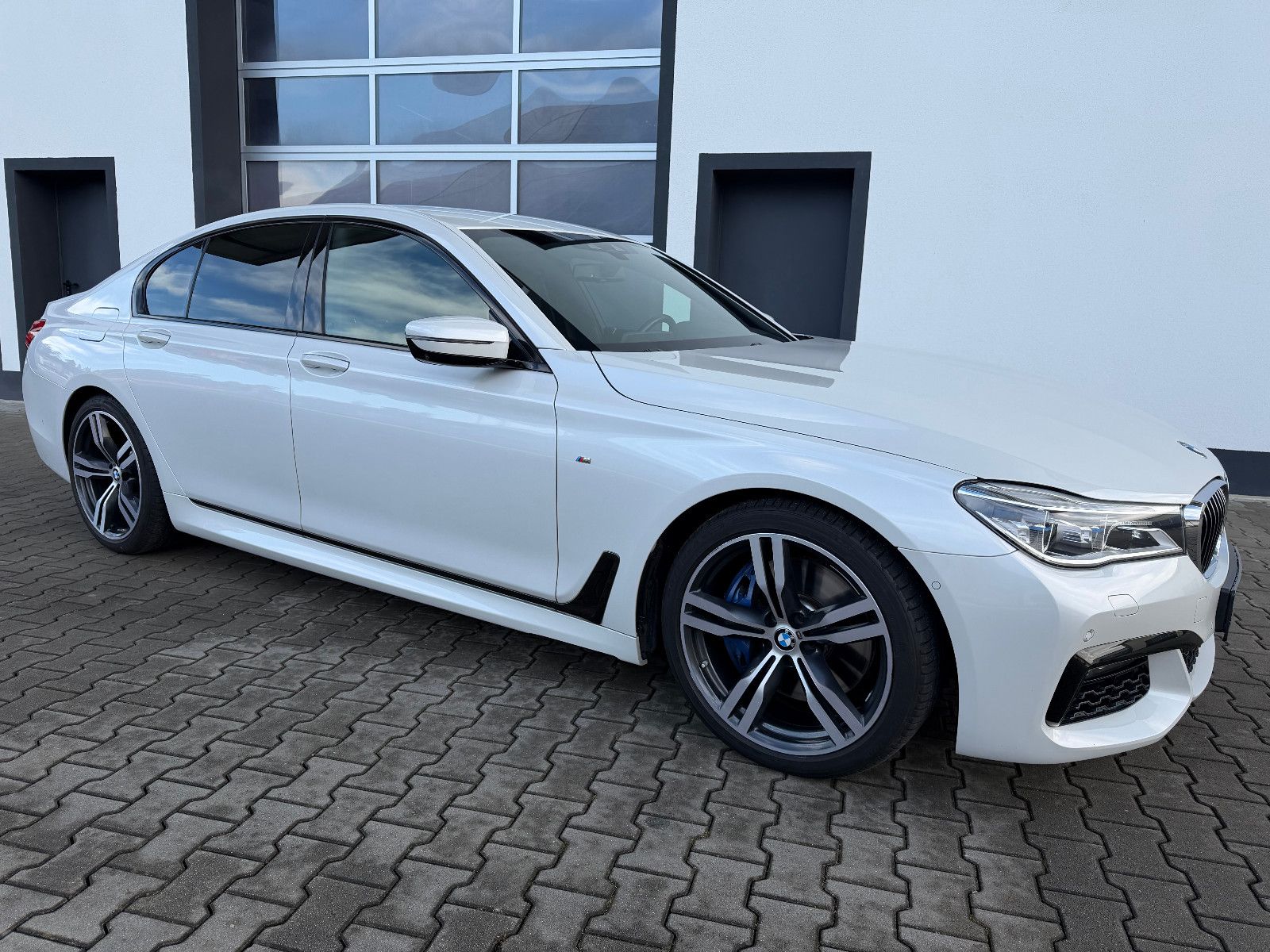 BMW 750ixDrive M-SPORT/MASSAGE/AHK/NIGHTV./LASER/H&K