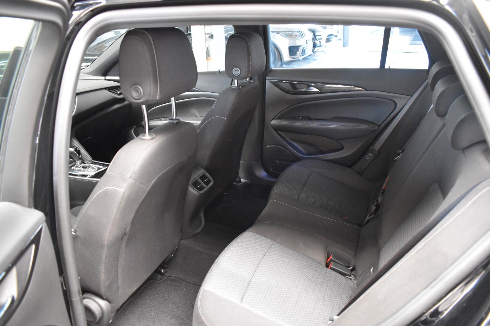 Opel Insignia B Sports Tourer Business - Samsaru's Car Outlet