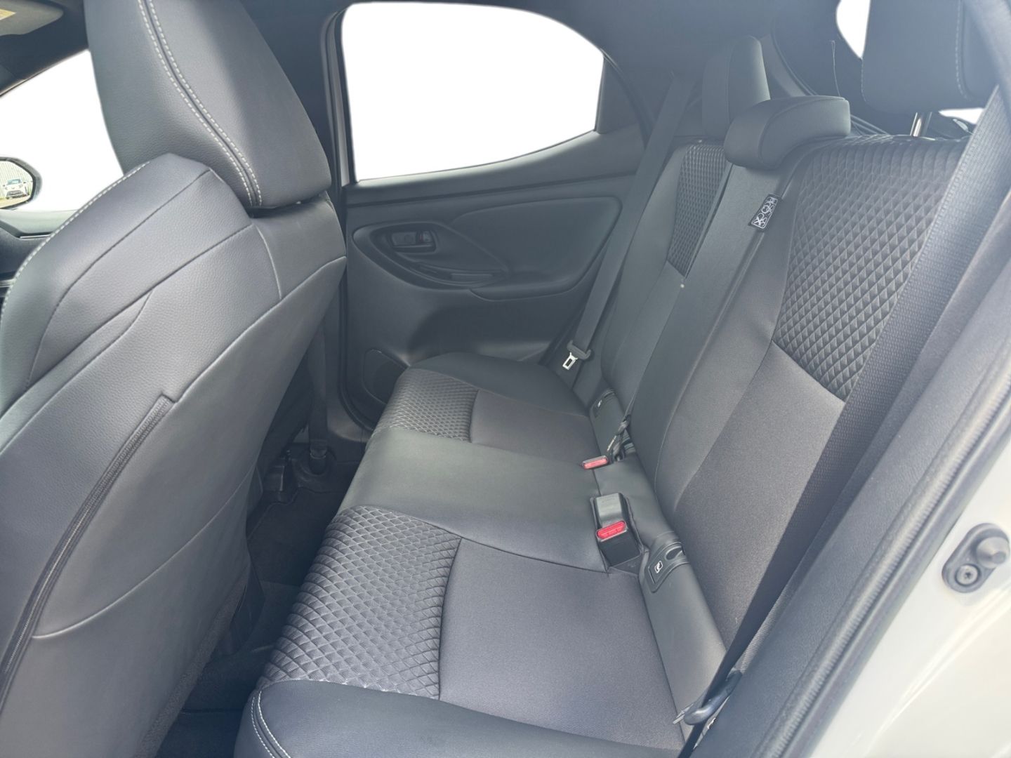 Toyota Yaris Hybrid 1.5 Style *HUD*Teilleder*SHZ*CAM*PD