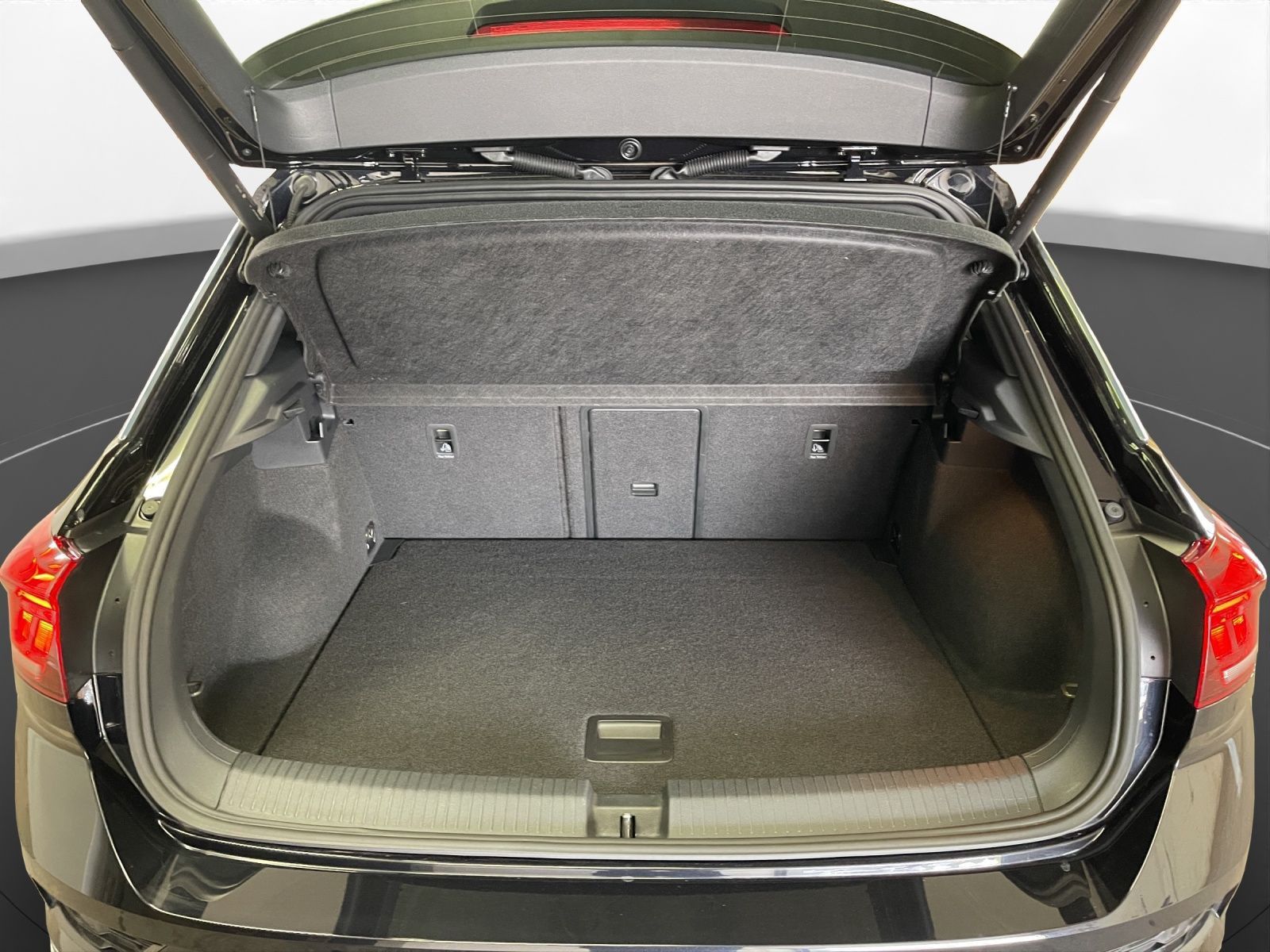 Volkswagen T-Roc 1.5 TSI Sport R-Line - Samsaru's Car Outlet