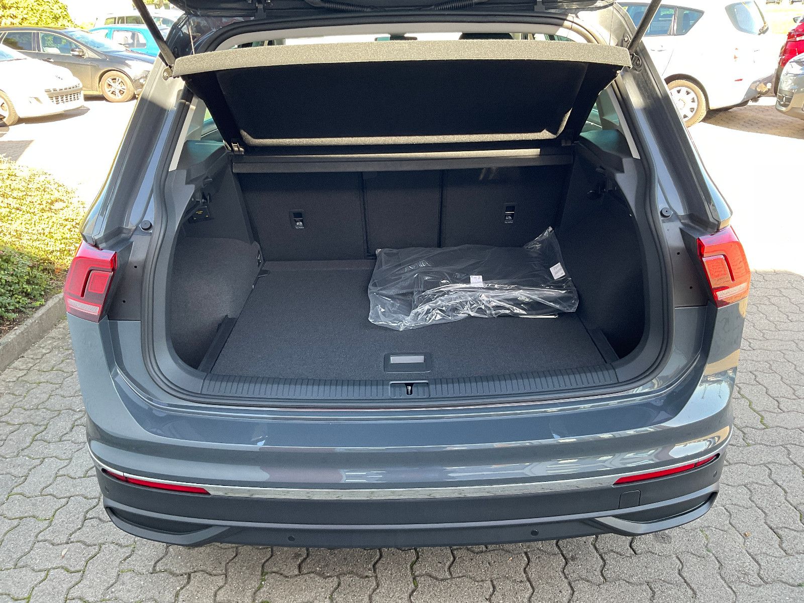Volkswagen Tiguan Life - Samsaru's Car Outlet