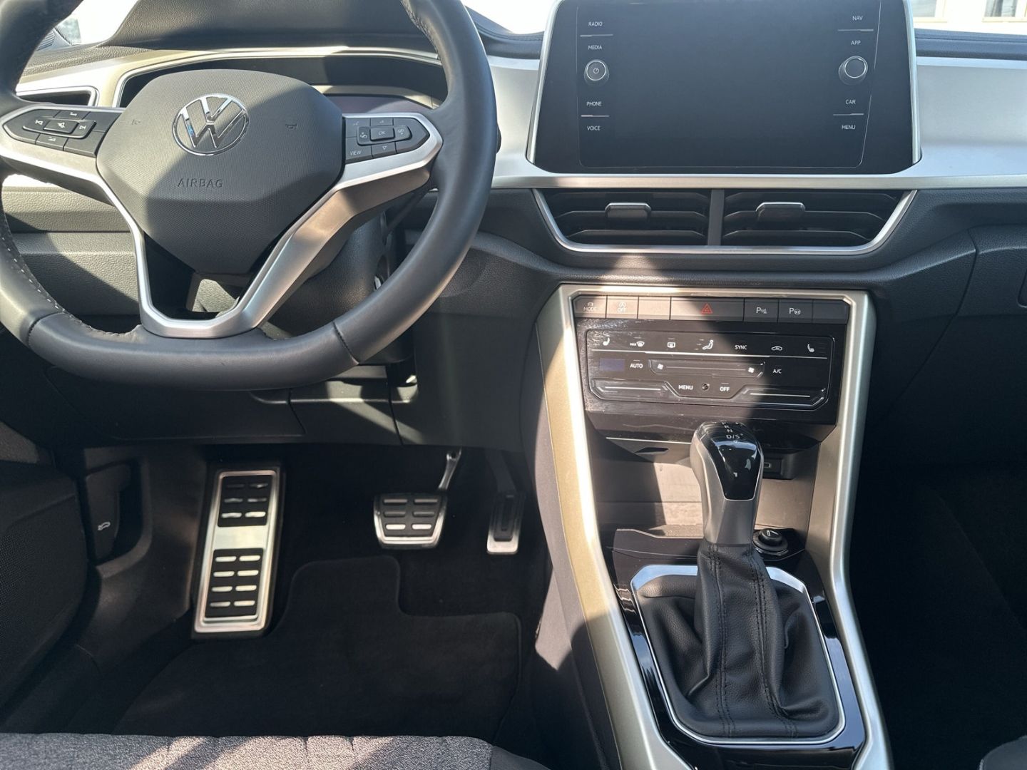 Volkswagen T-Roc Move 1.5 TSI DSG - Samsaru's Car Outlet