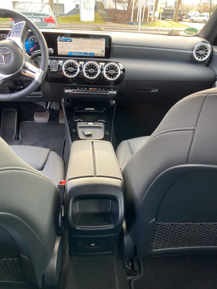 Mercedes-Benz A 180 - Samsaru's Car Outlet