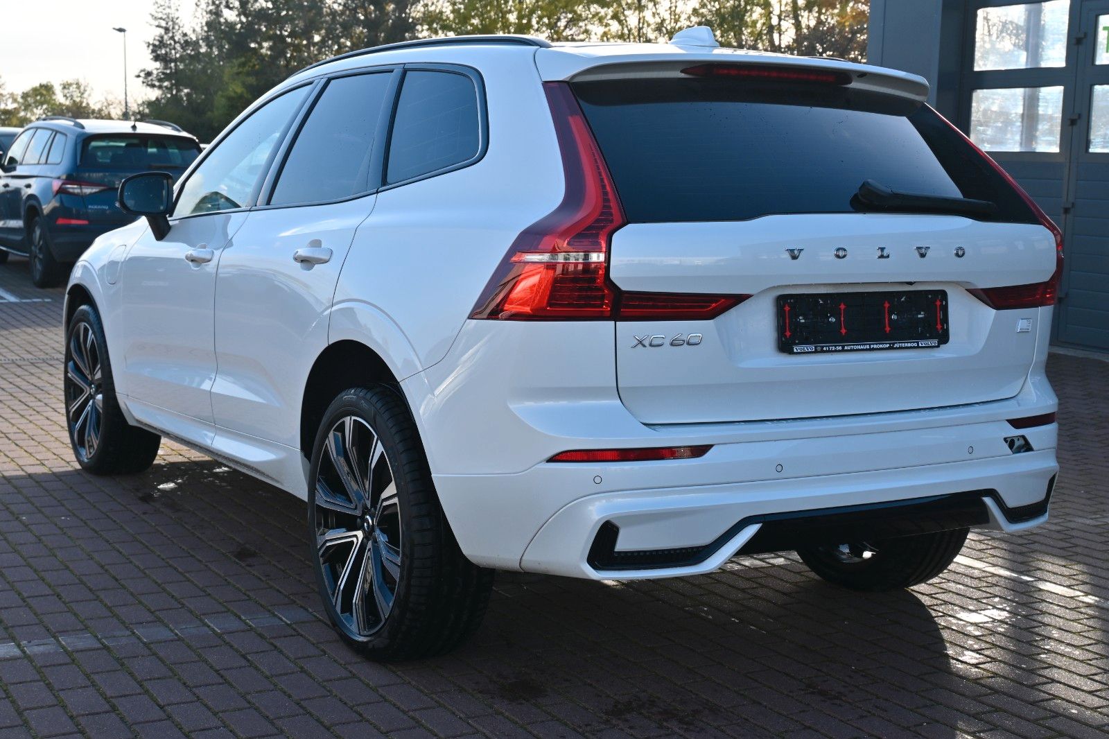 Volvo XC60 R Design PHEV - Samsaru's Car Outlet