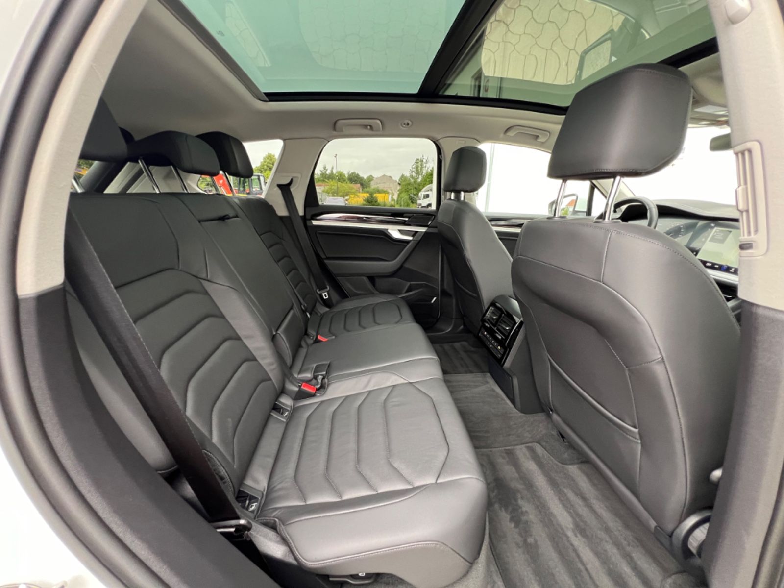 Volkswagen Touareg 4M eHybrid - Samsaru's Car Outlet